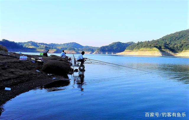 巨物长竿怎样甩大鞭？走水用此钓法可稳住浮漂，比钓跑铅更灵敏